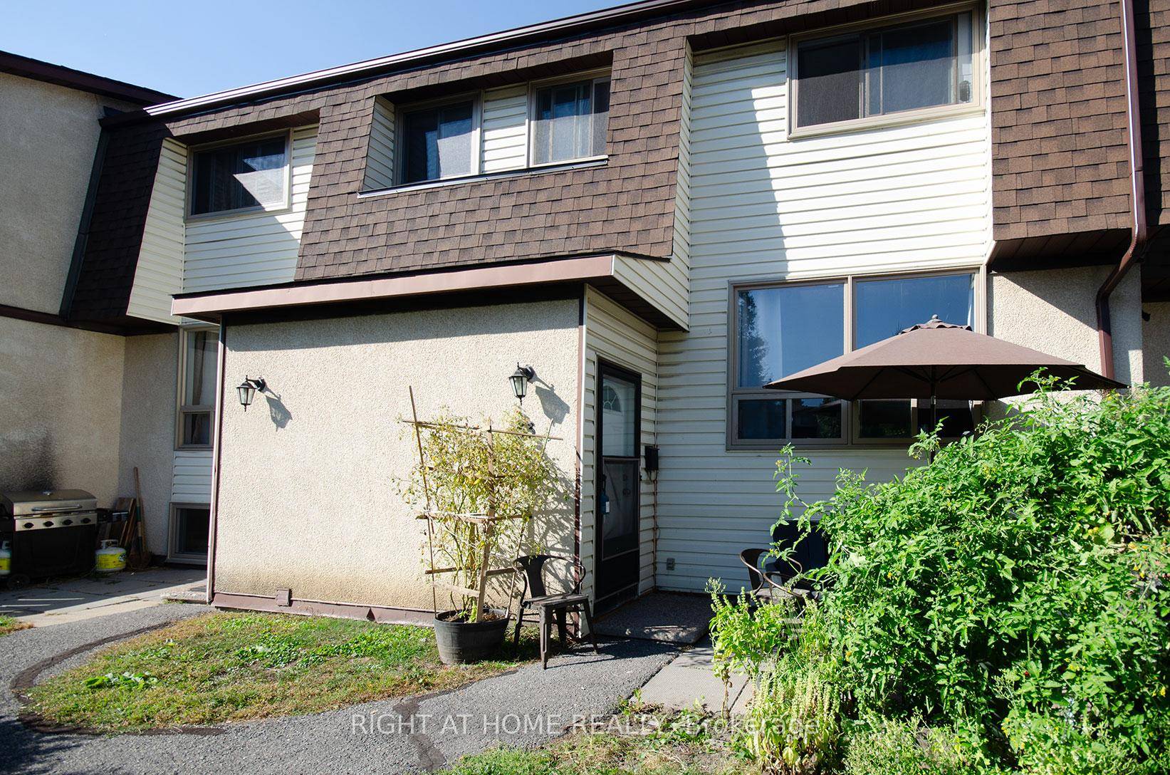 Centrally located and affordable condo townhome, ideal for first time buyers or investors !