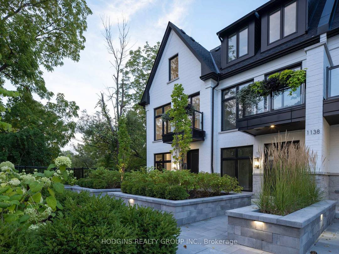 Unequivocally distinct ! Combine the prestige and lush foliage of Mineola West with visionary developer QUEENSCORP amp ; the result is a truly distinguished enclave.
