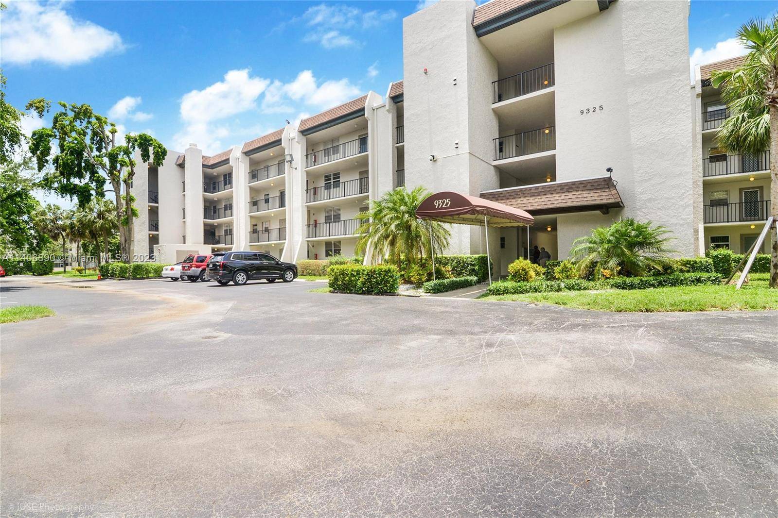 Beautiful lake view move in ready 2 2 condo.