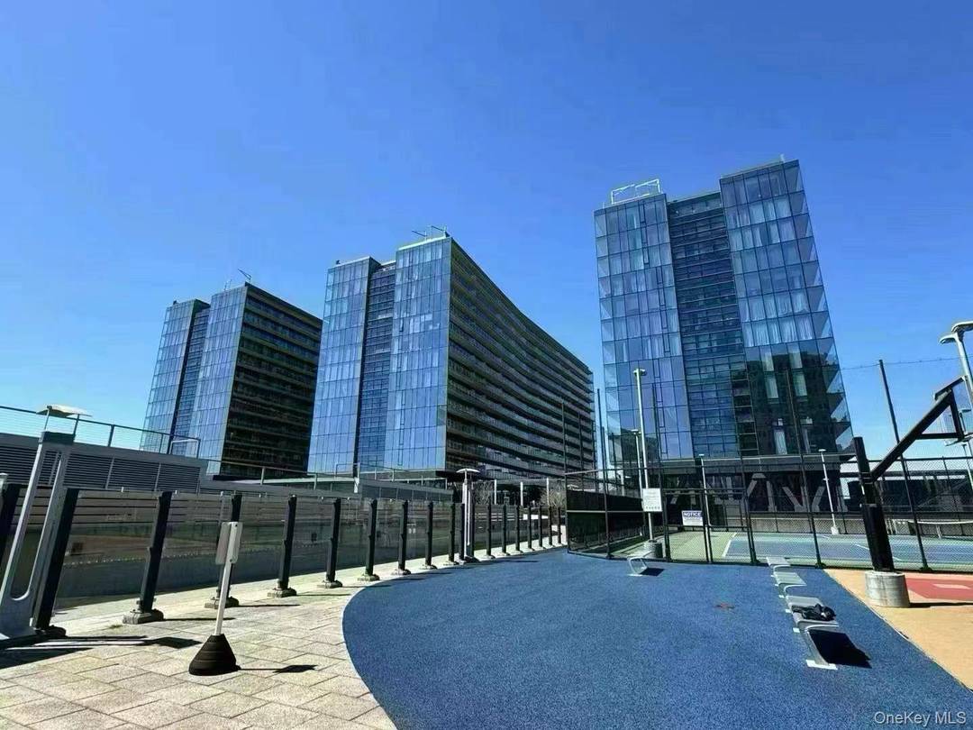 LUXURY LIVING IN FLUSHING !