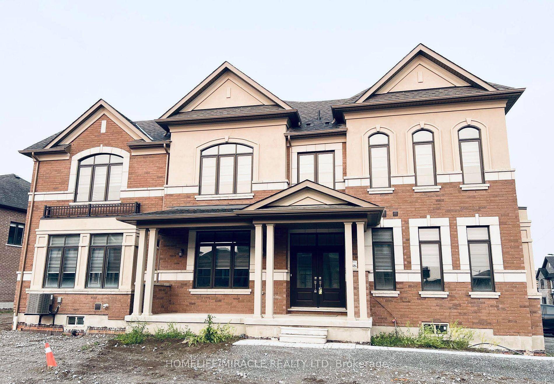 Corner lot ! Less than 3 years old !