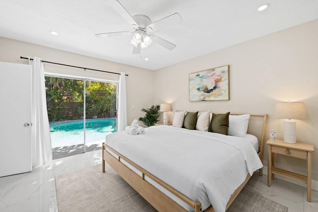 Fully furnished rental in the chic and charming Oakland Park neighborhood.