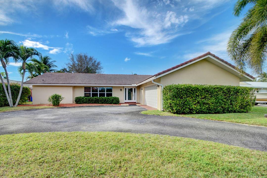 Welcome to Paradise ! South Florida living at it's finest, on the water and close to the beach.