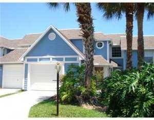 Lovely townhome short distance to beautiful Jupiter and Juno Beaches, pier, parks, restaurants and shopping.