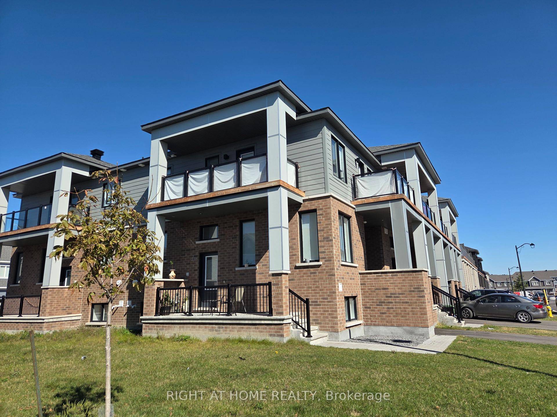 For rent ! Unique 4 bedroom, 4 bath corner townhome in the expanding neighbourhood of Half moon Bay, Barrhaven.