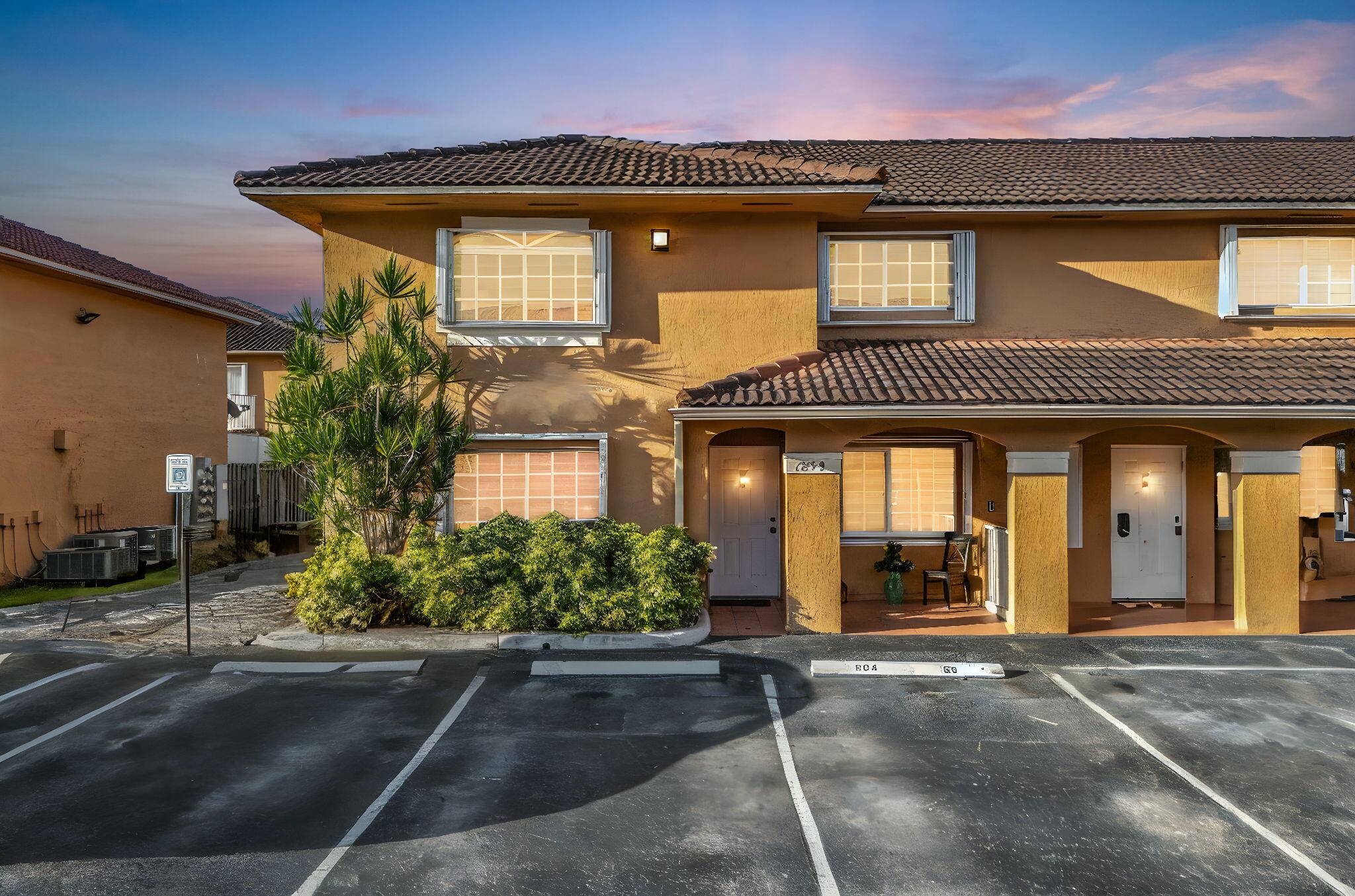 Excellent 2 2 well maintained and move in ready corner unit.