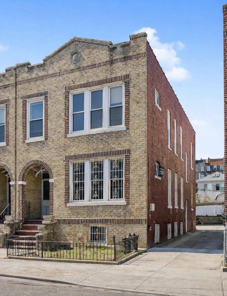 This is a fully vacant 2 family property that sits on a 25 x100 Lot and measures 20 x 50 building size.