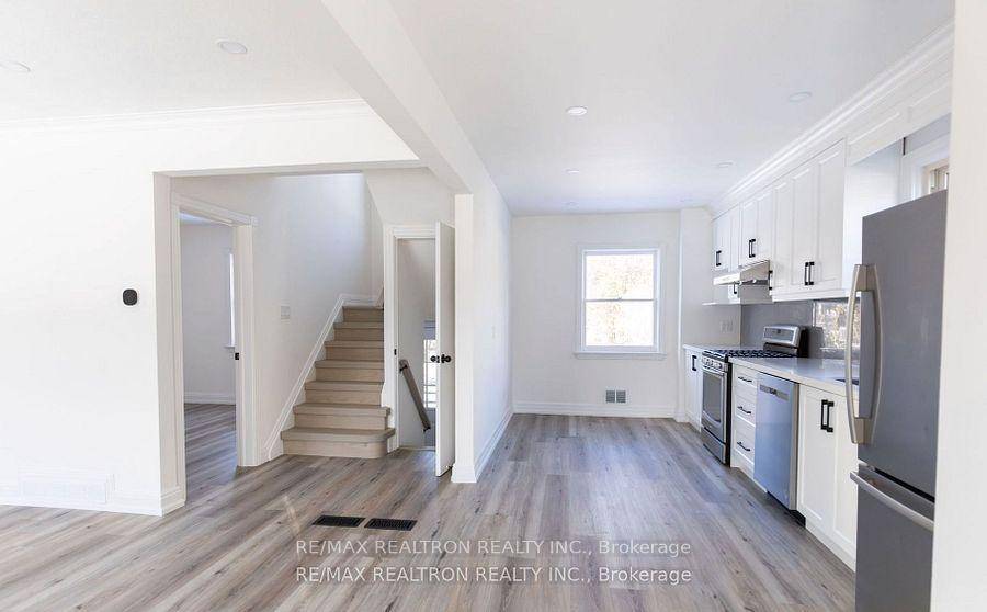 Recently Renovated 3 Bedrooms Detached House !