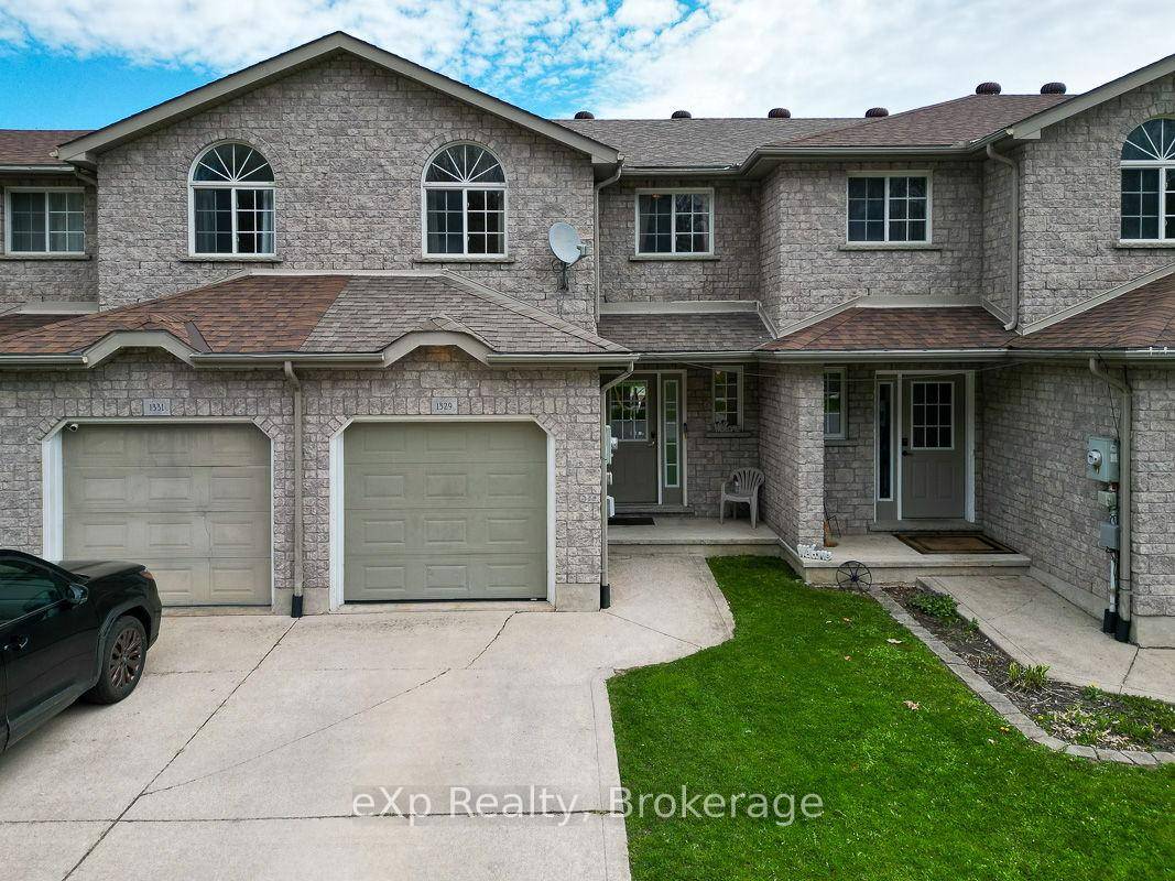 Discover turnkey townhouse living on the West side of Owen Sound, offering spaciousness without compromise !