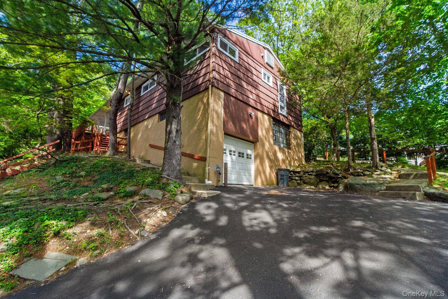 This open midcentury ranch in the Ardsley school district offers easy, flexible living with an updated kitchen, open concept living and dining, and three bedrooms all on one level including ...