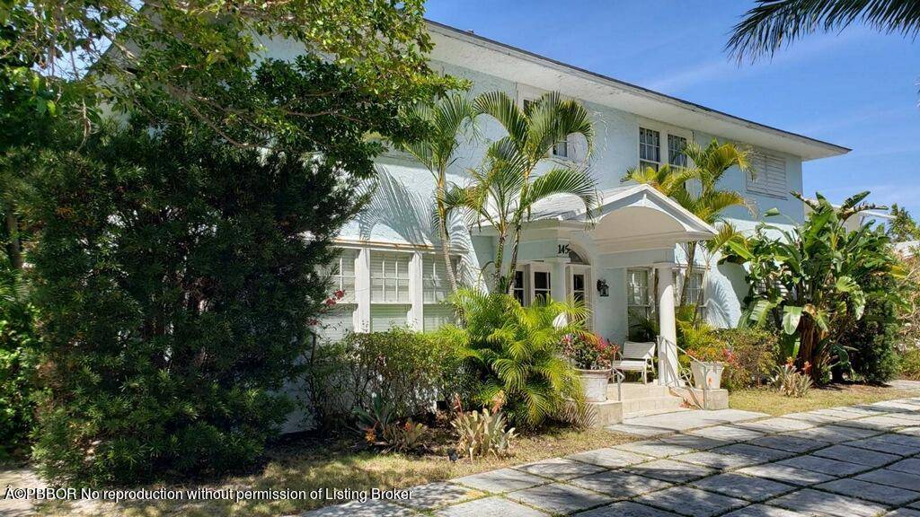 Palm Beach Estate, ideally located in the center of town on the first block from the beach, only six properties west of the Atlantic Ocean !