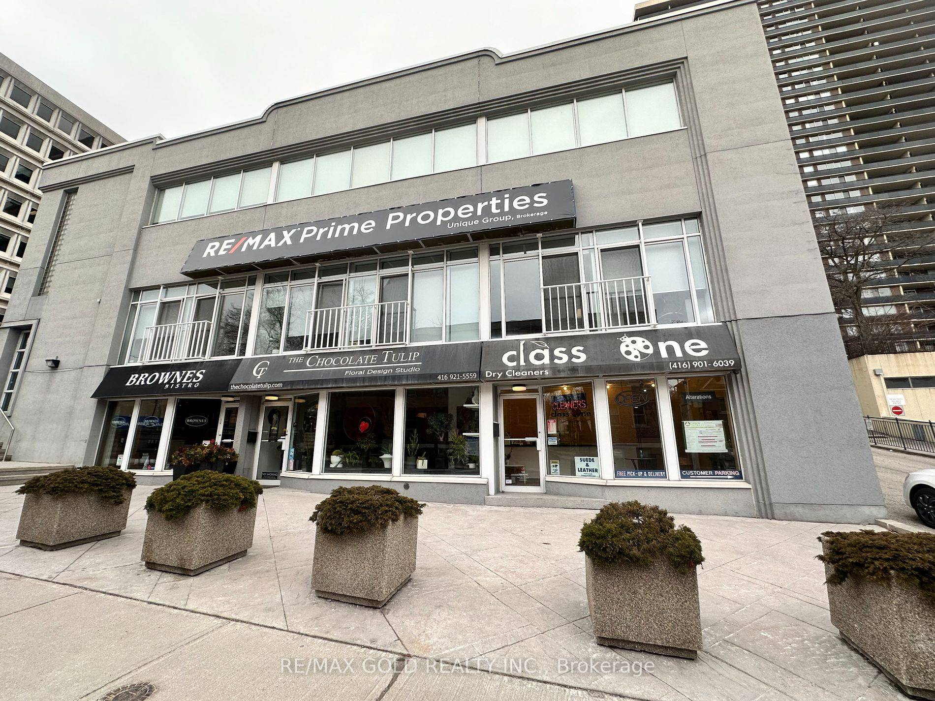 Unlock the gateway to entrepreneurial success with this dynamic dry cleaning depot in downtown Toronto !