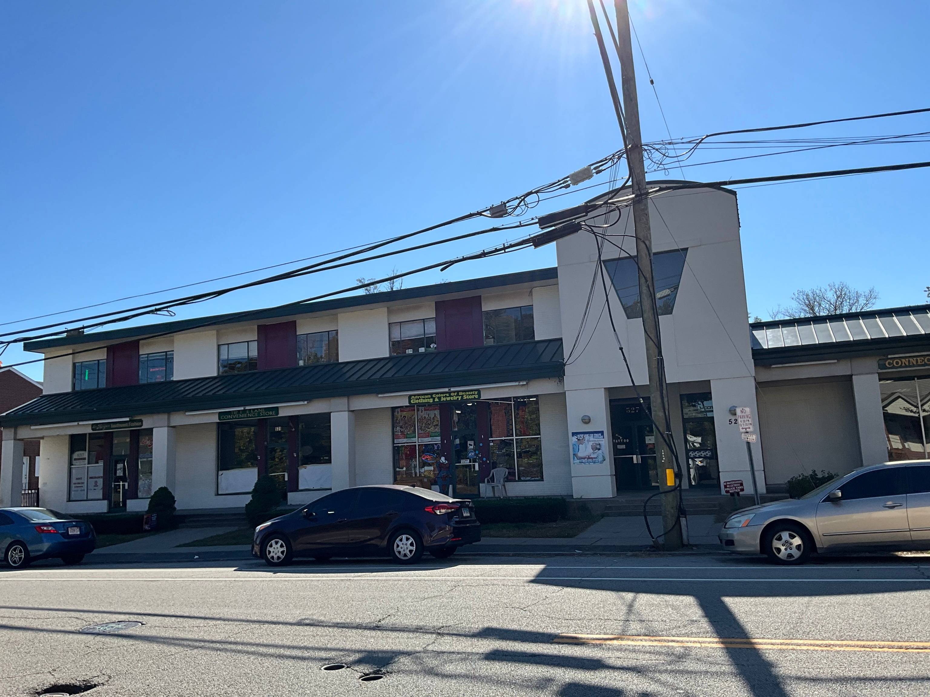 Prime Commercial Real Estate Opportunity Discover a premier commercial space in a highly sought after location, renowned for its exceptional foot traffic and visibility.