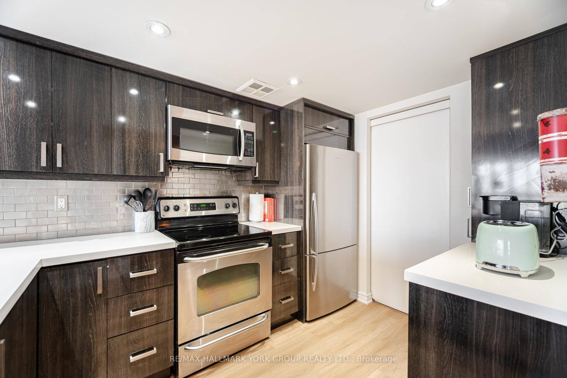 888 sq ft ! WOW this one shines, West exposure, fabulous views, Bright Spacious unit, upgraded throughout, new kitchen, stainless steel appliances, new luxury flooring throughout.