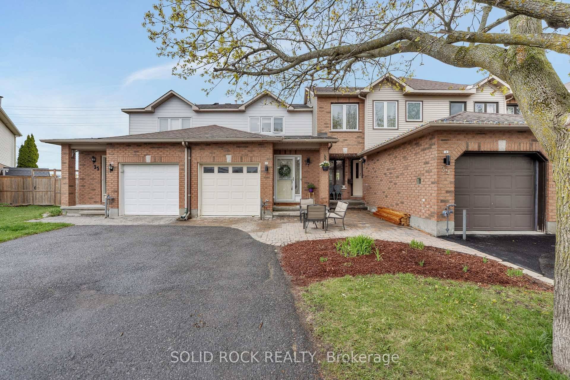 Welcome to this charming home, ideally situated in a highly sought after neighbourhood of Barrhaven.