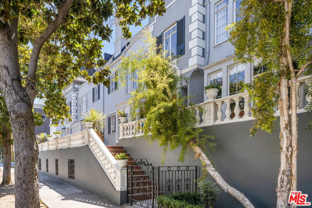 3350 James M Wood Blvd 1BR La