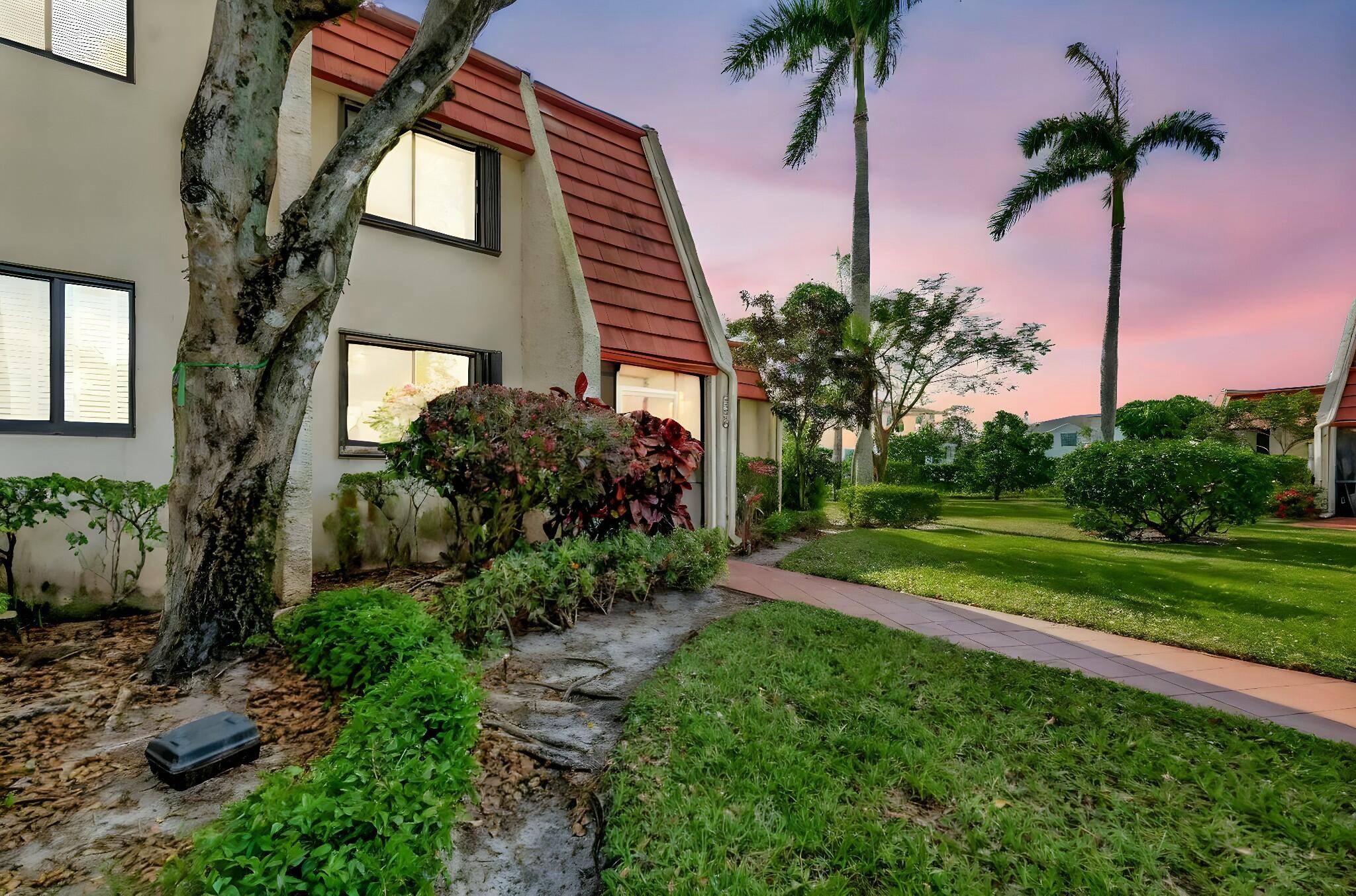 Welcome to this fantastic corner unit Townhouse in the Fountains !