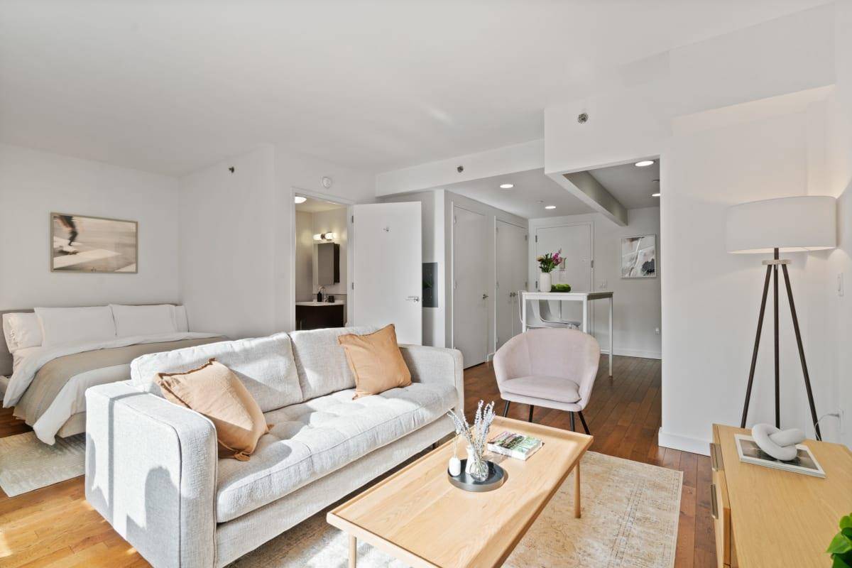 Spacious and Sunny Alcove Studio !