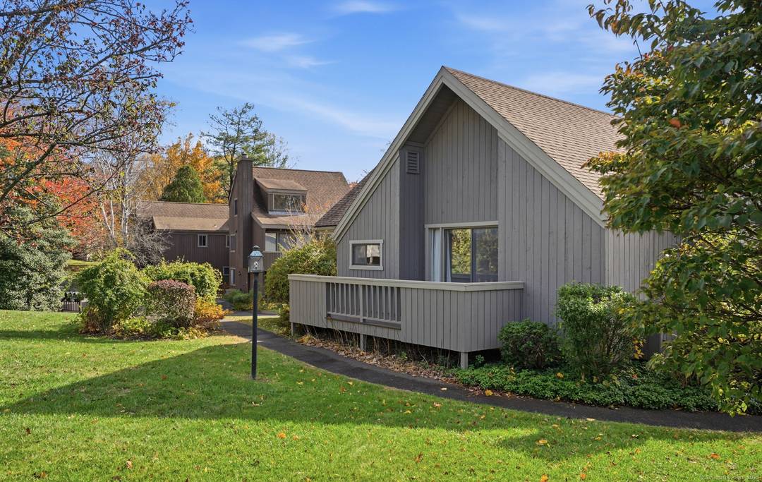 Welcome to Oronoque Village !