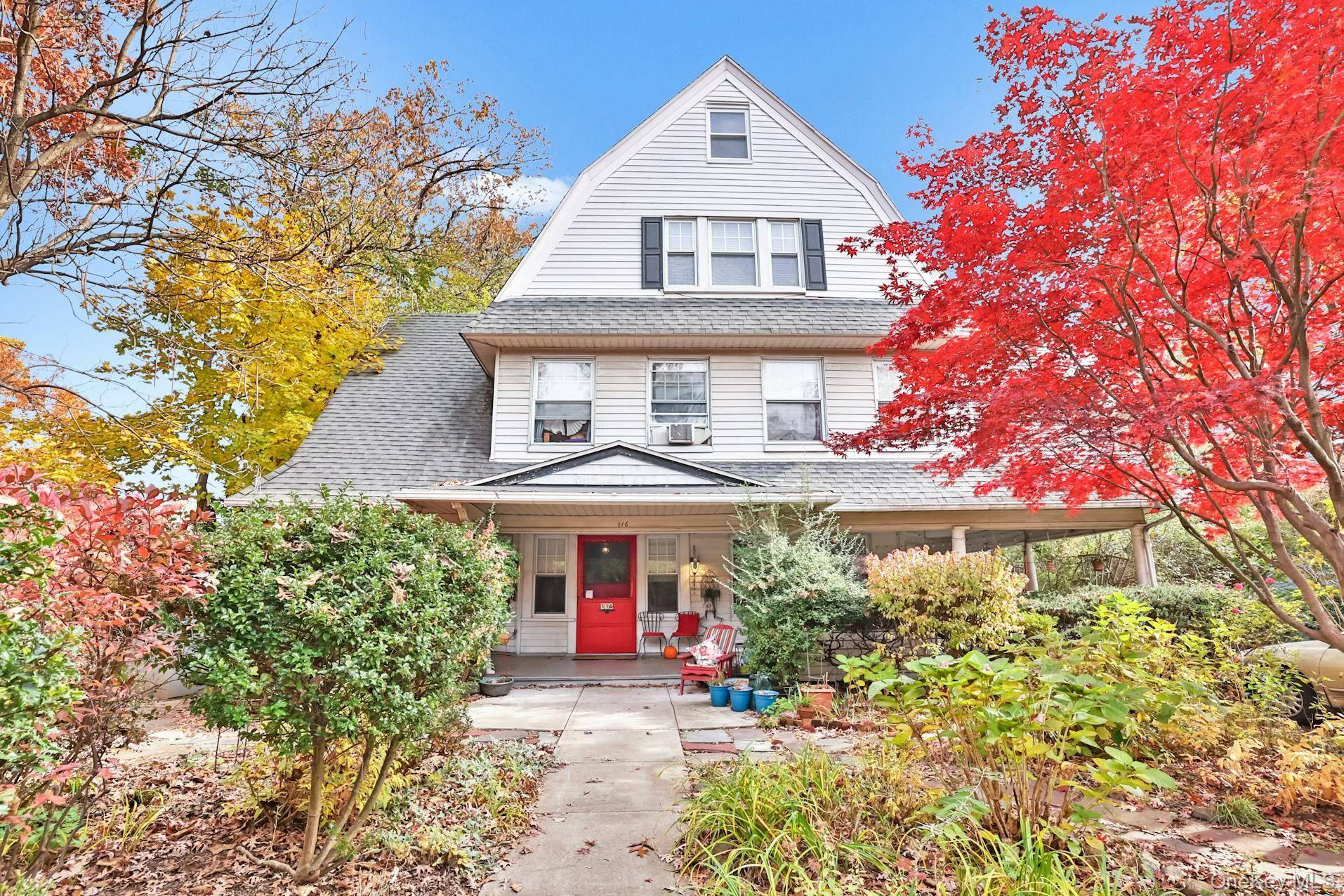 Introducing your new duplex apartment, just steps from the train station !