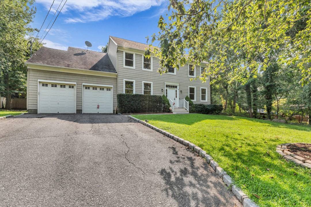 Spacious Baiting Hollow Gem | Modern & Relaxing