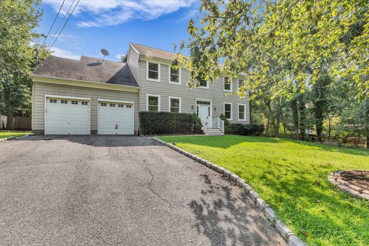 Spacious Baiting Hollow Gem | Modern & Relaxing