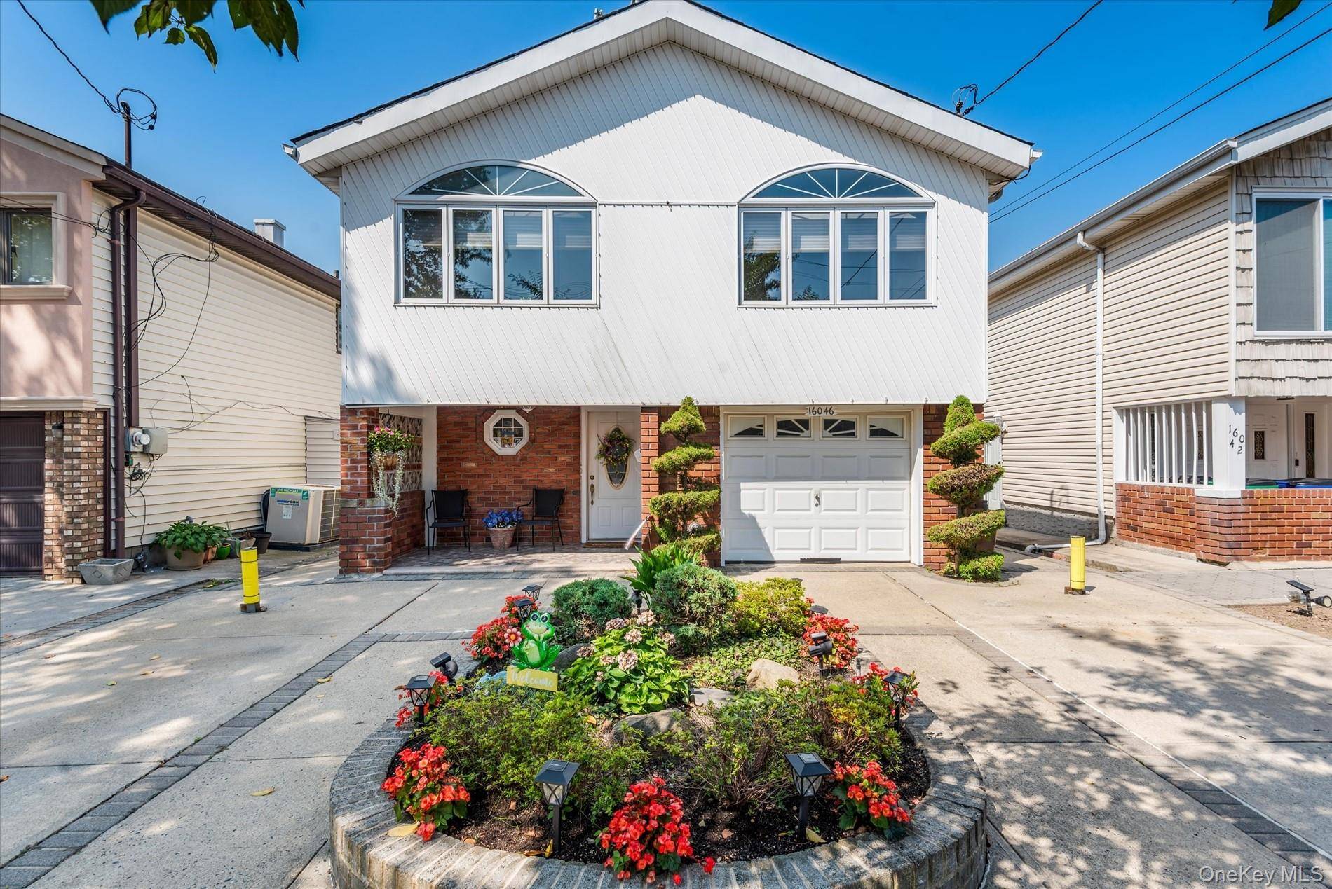 This beautiful Hi Ranch situated on a 35x100 lot.