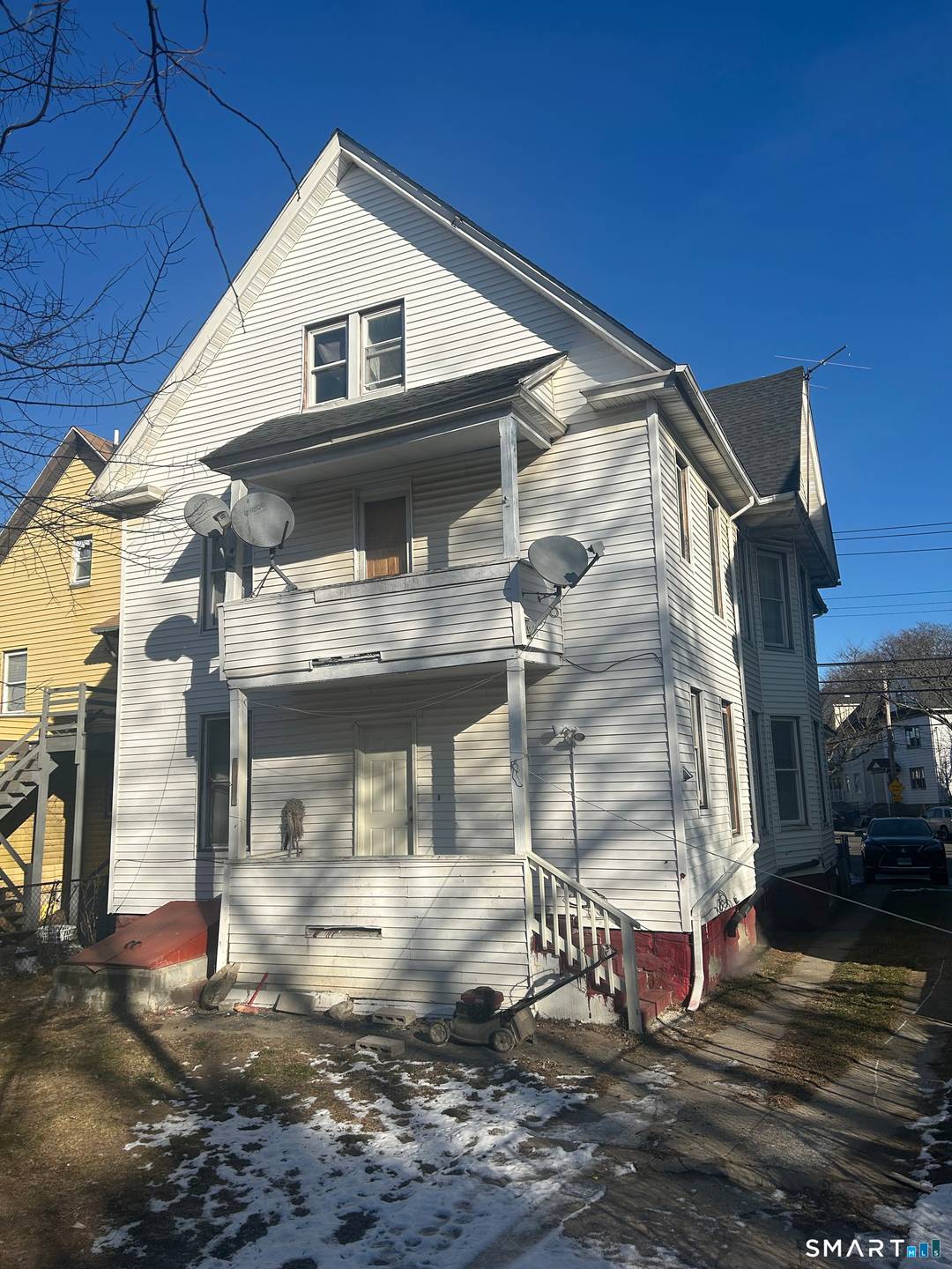 Welcome to 727 Iranistan Avenue, a well located property in the heart of Bridgeport's vibrant South End.