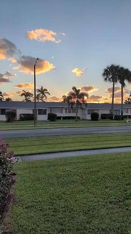 MOTIVATED SELLER ! ! Welcome to this charming one bedroom, two bath villa in the community of Cresthaven.