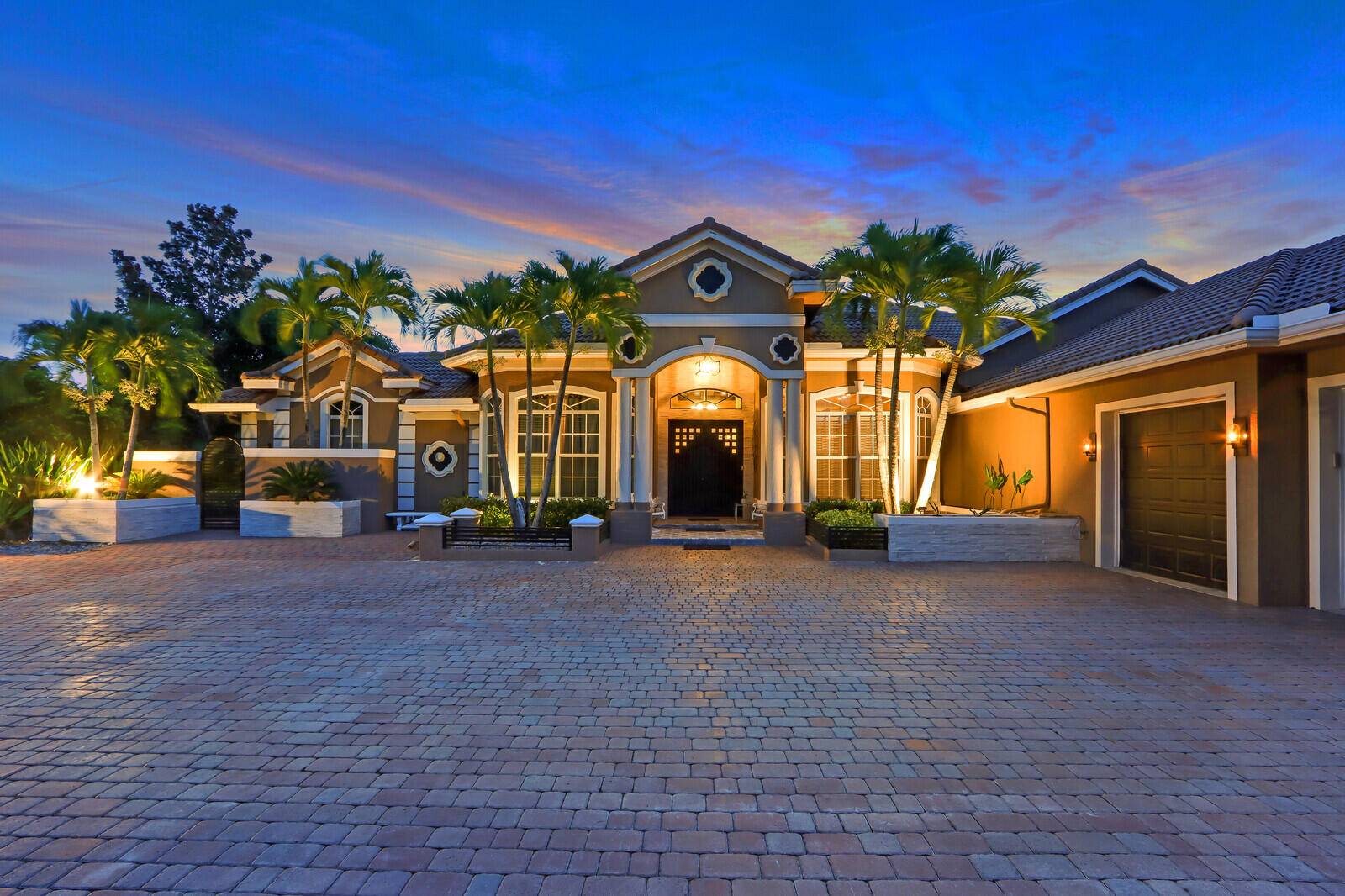 STUNNING, CUSTOM DESIGNED RESIDENCE, PERFECTLY SITUATED ON A 1 2 LAKE LOT IN PGA VILLAGE !