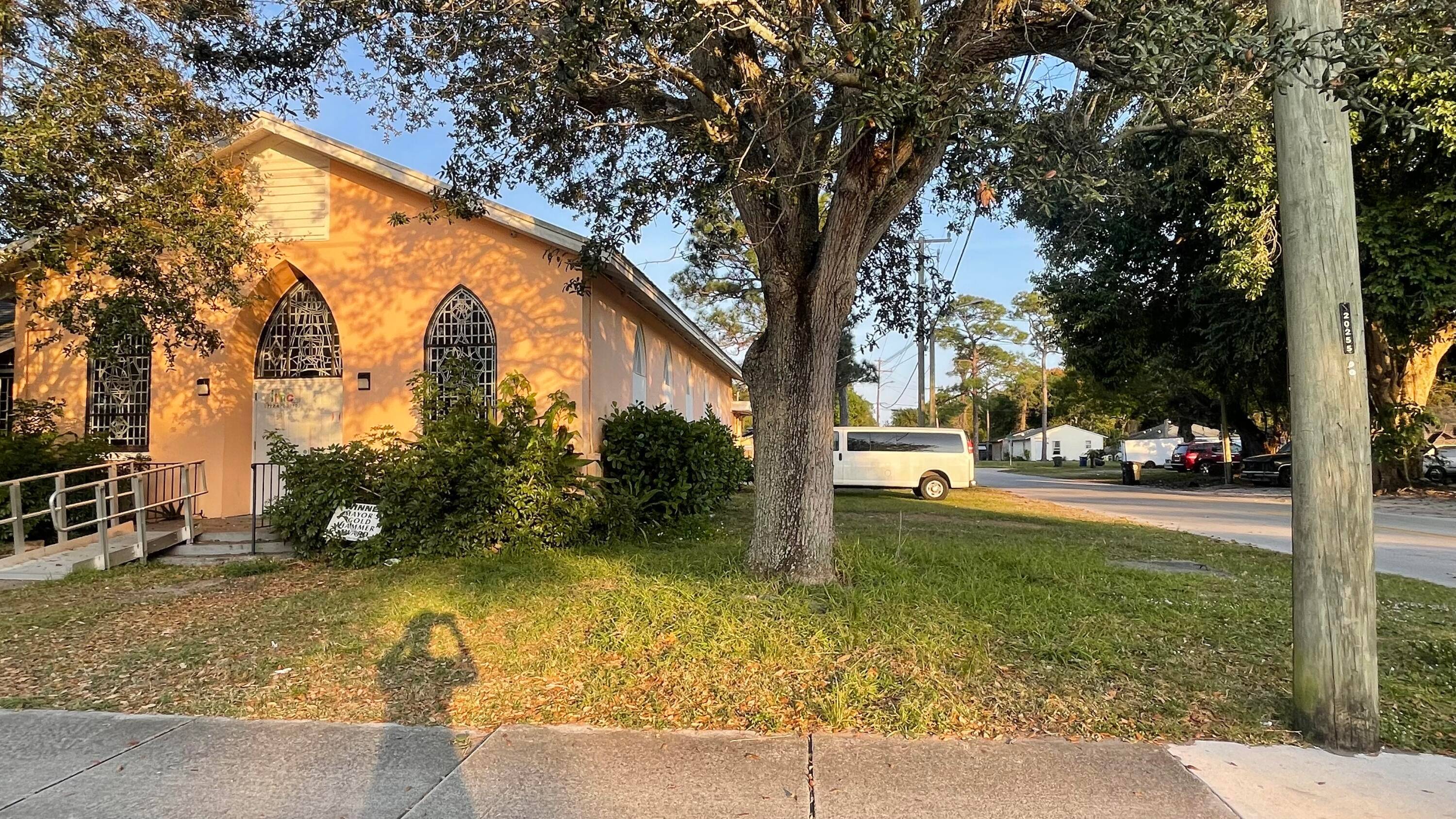 Explore the potential of this building, ideal for restoration or repurposing into a business or artistic space.