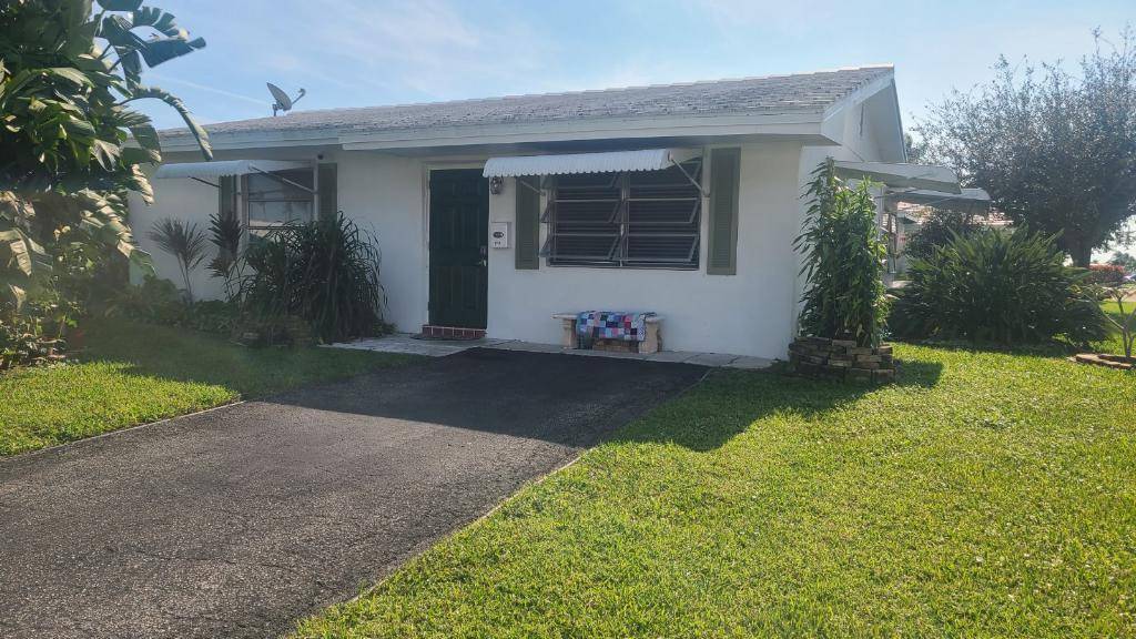 PRICED TO SELL CUTE LITTLE SEAIRE MODEL, CORNER HOME, WALKING DISTANCE TO CLUB HOUSE 1, FREE GOLF ON 18 HOLES PAR 3 GOLF COURSE.