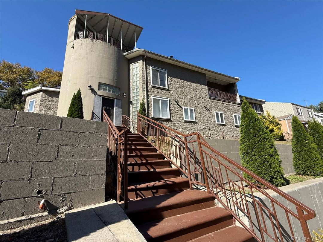 Beautifully renovated and exceptionally spacious contemporary residence ideally located in the desirable Chester Heights section of Mount Vernon, offering quick and convenient access to major parkways and seamless proximity to ...