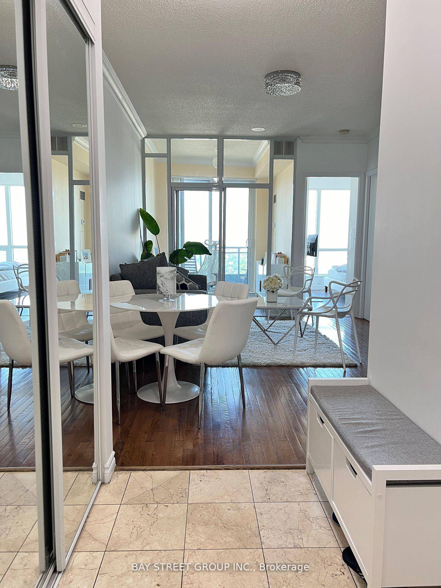 1 1 Model With 9 Ft Ceiling, Fresly Painted Walls, New Vinyl Flooring In The Br amp ; Den.