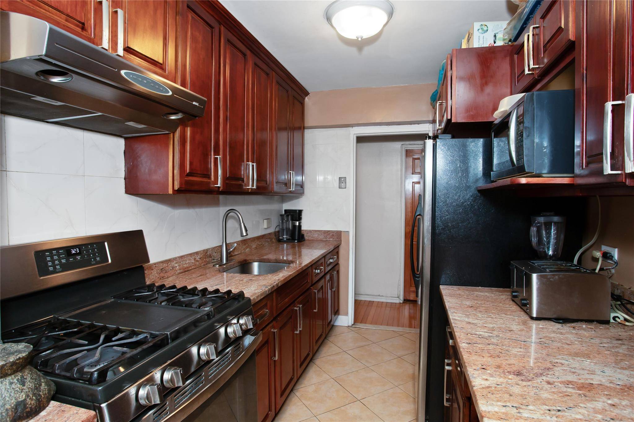 Perfectly positioned in vibrant Elmhurst, Unit 2R at The Croydon offers a spacious 2 bedroom, 2 bathroom layout with six well proportioned rooms designed for comfortable living.