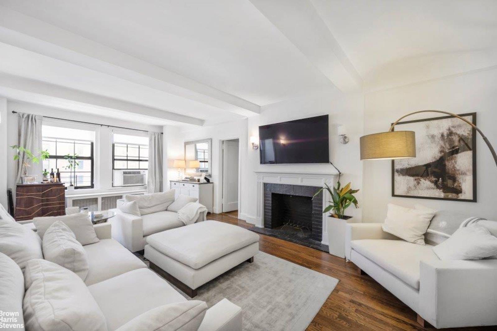 Enjoy the Park Avenue views and excellent natural light through an oversize windows of this perfectly laid out 2 bedroom 1 bathroom home.