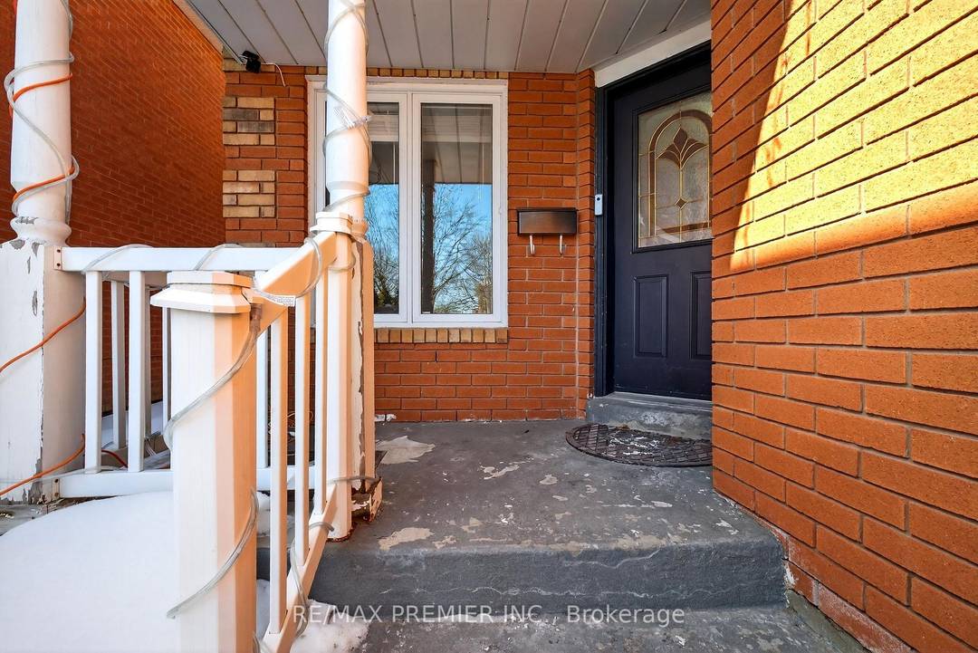 Nestled in the welcoming neighbourhood of Northwood Park this beautifully maintained detached home provides 4 1 bed, 4 bath and a completely renovated basement for family enjoyment.