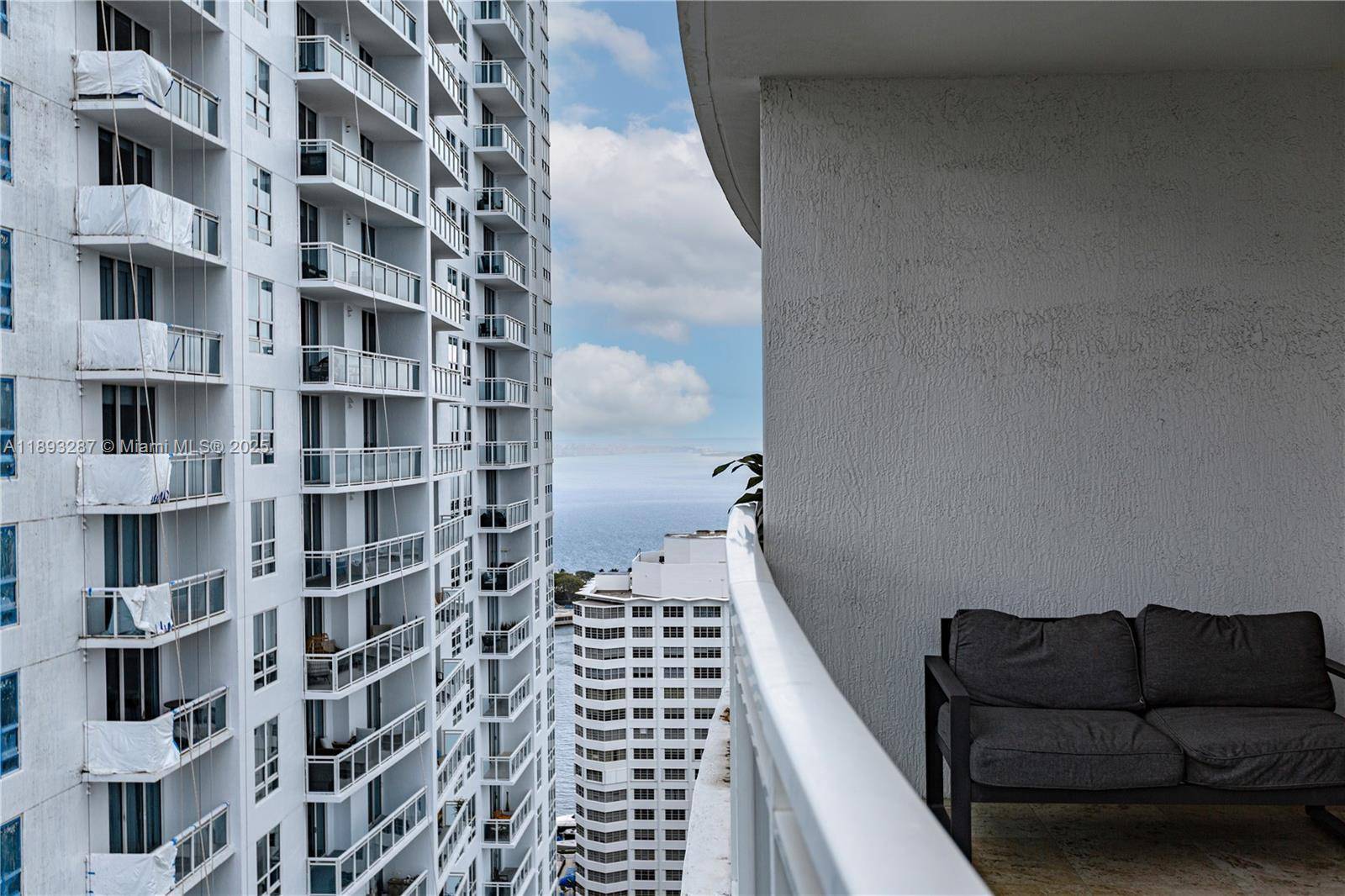 Stunning 1 bedroom, 1 bath condo located on the 26th floor of the prestigious Plaza on Brickell.