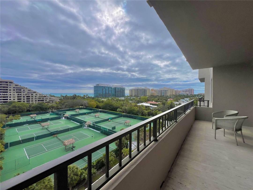 Stunning panoramic ocean views from this spacious 2 2 apt, overlooking tennis courts.