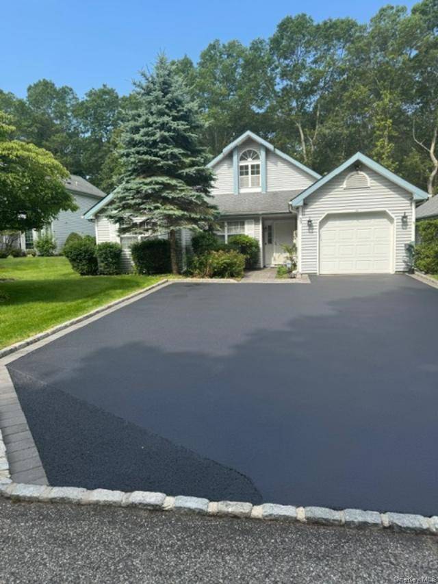 Distinctive 3 Bedroom, 2 Bath Shady Grove Ranch Model, on a cul de sac in Strathmore on the Green.