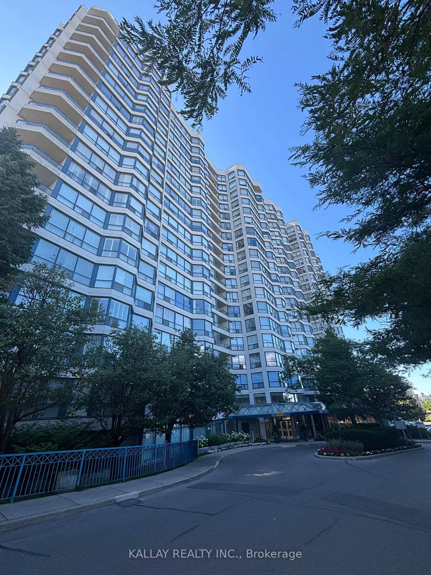 Skyrise on Yonge. Luxurious and convenient resort style living in this gorgeous 1675 sft 2 bedroom 2 full bathroom condominium.