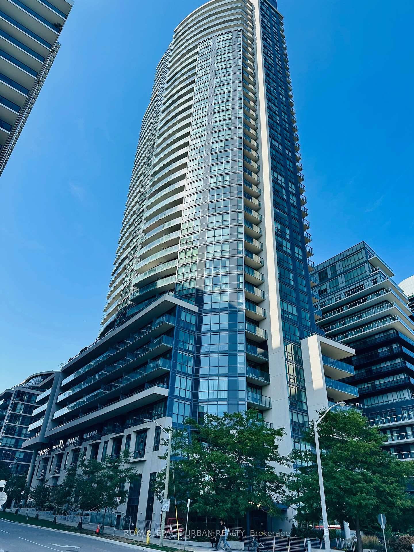 Enjoy Luxury Living on the 35th floor at the Ocean Club with UNOBSTRUCTED CLEAR WATER amp ; CITY CN TOWER VIEWS !