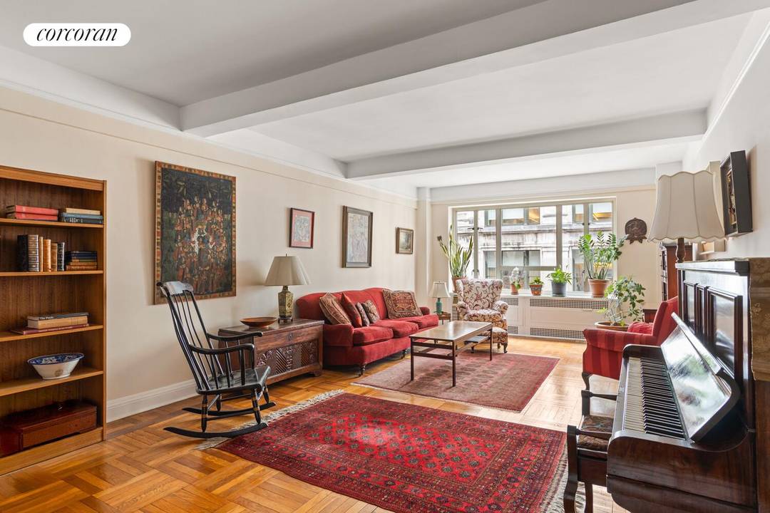 Welcome to a fantastic opportunity at the Goodhue House on 20 East 35th Street !