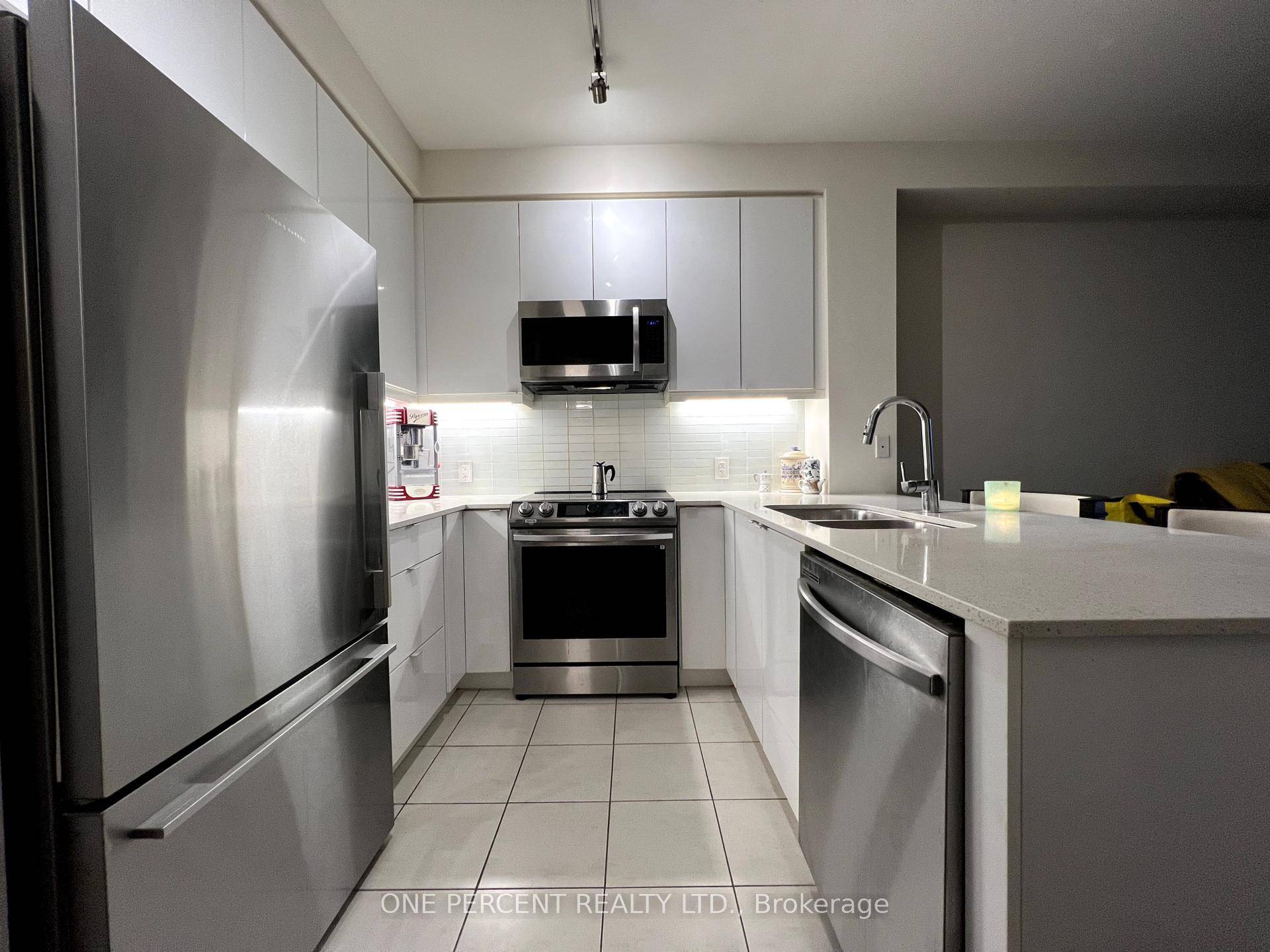 Spacious and bright 1 1 bedroom condo with modern finishes in a prime Etobicoke location, featuring 9 ft ceilings and 8 laminate flooring throughout.