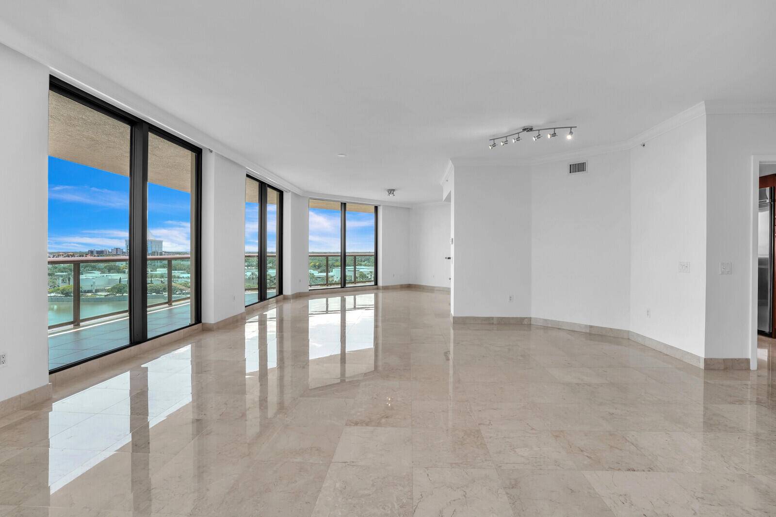 Inviting, bright 3BDR 3BTH 2, 300 sf condo, featuring wonderful vistas, outstanding Condo services and amenities plus an exceptional location.