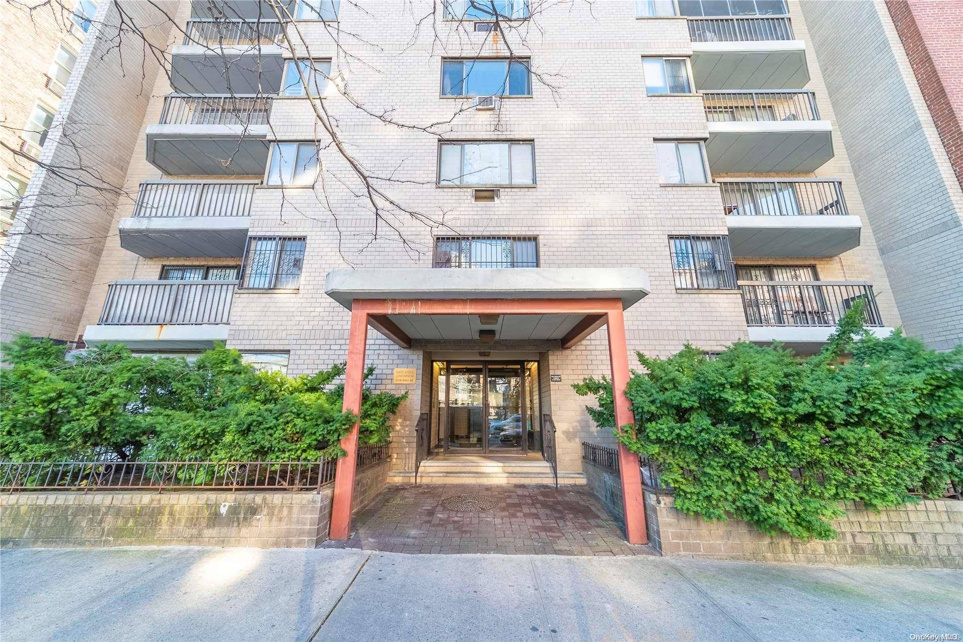 Prime Flushing Location Newly Renovated 1 Bedroom Condo Nestled in the heart of Flushing, this spacious and newly renovated 1 bedroom condo converted to a 2 bedroom layout boasts hardwood ...