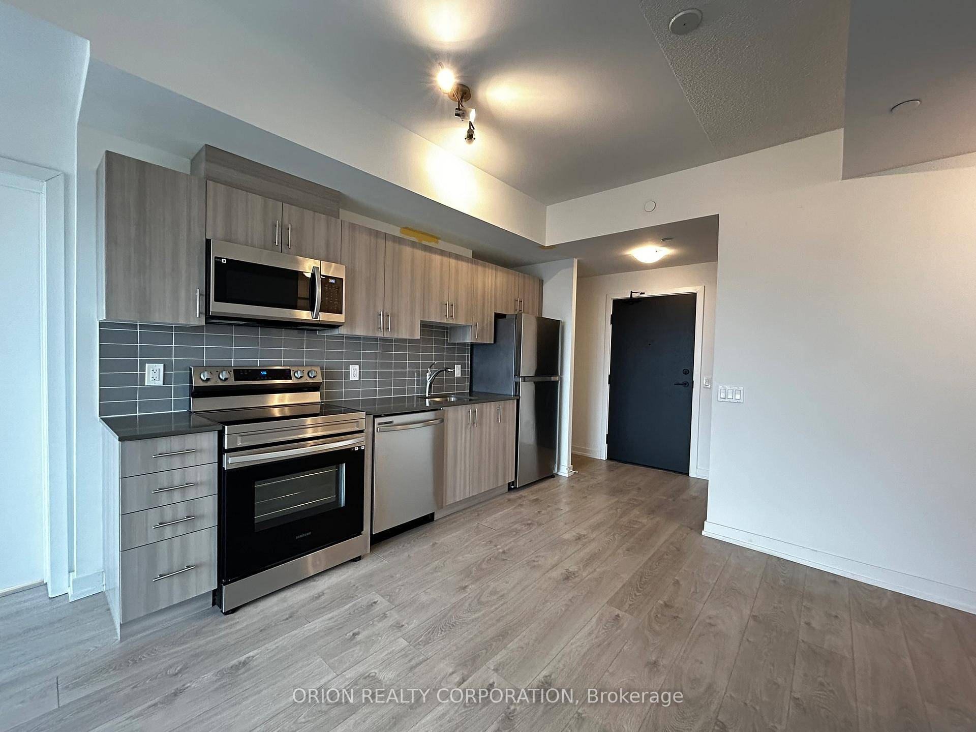 Don't Miss Out ! Bright and spacious !