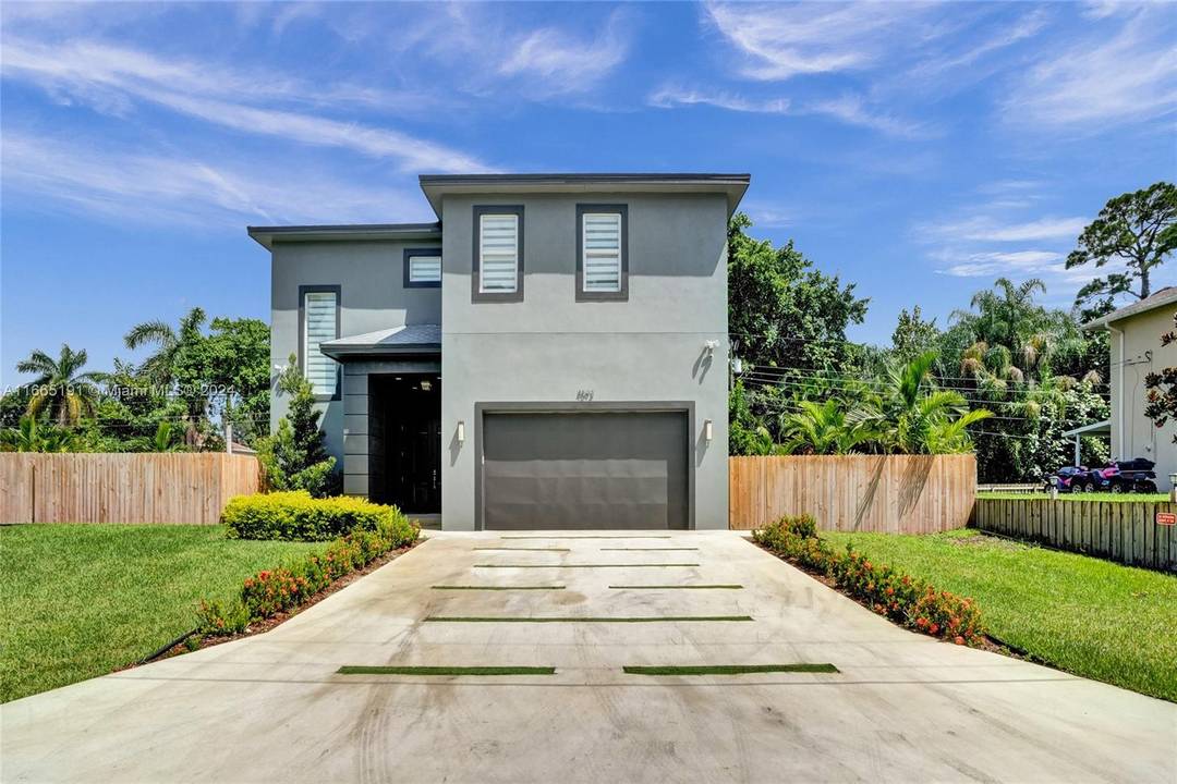 GORGEOUS HOUSE 3BEDS 3 1 2BATHS NEW CONSTRUCTION WITH MASTER SPA amp ; 2 CAR GARAGE.