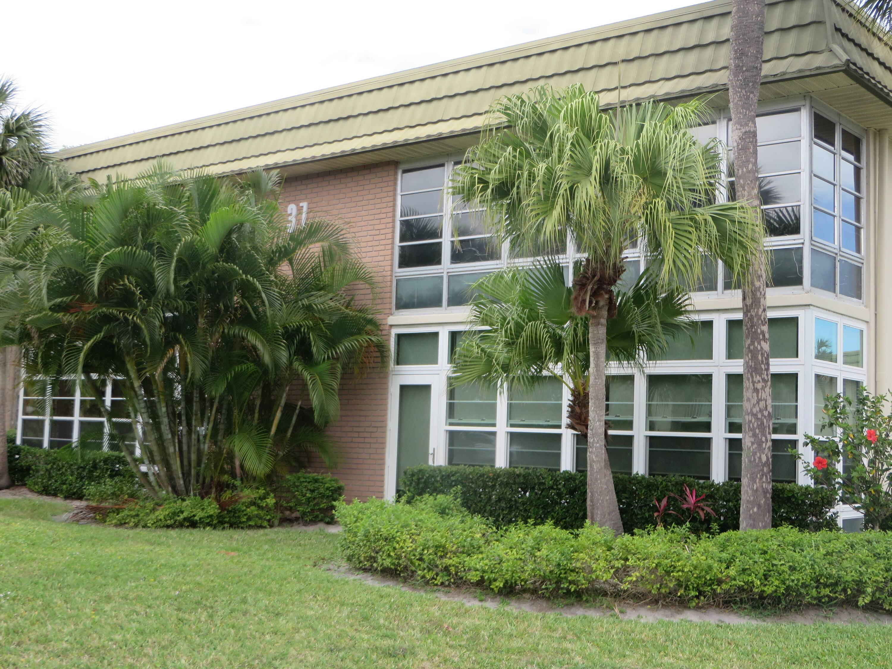 Well renovated ranch style condo with 2 bedrooms and 2 bathrooms at the 2nd floor of 55 senior community.