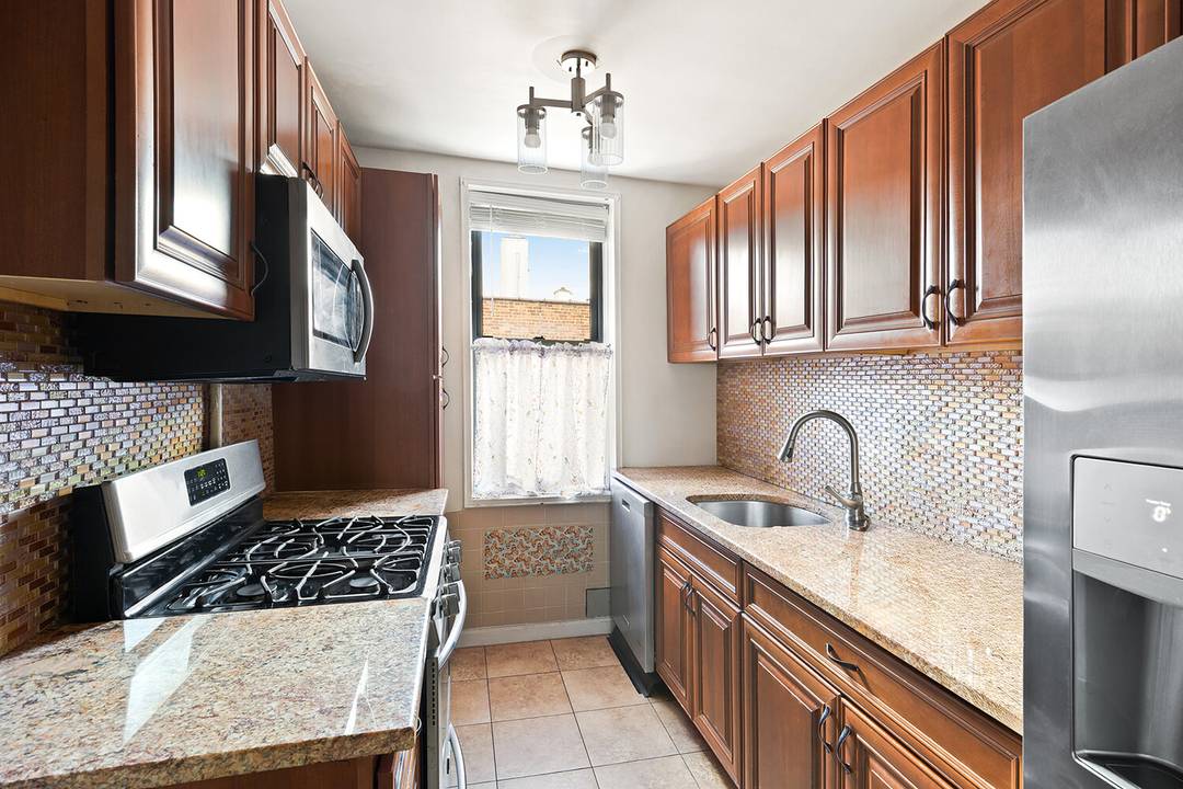 Big, bright, and beautifully laid out 2 bedroom, 1.